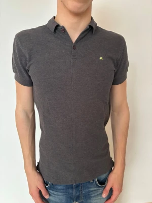 J.Lindeberg piké - Mörkgrå piké från J Lindeberg i storlek S. Utmärkt skick!