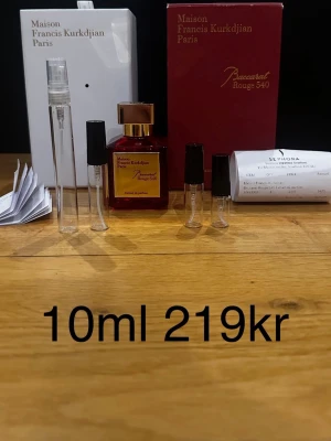 Maison Francis Kurkdjian Baccarat Rouge 540 Extrait de Parfum 10ml - Maison Francis Kurkdjian Baccarat Rouge 540 Extrait de Parfum ✨ Parfymen alla experter pratar om – söt, varm och beroendeframkallande med karamell, mandel och mjukt trä.  Doften skriker pengar, stil och självsäkerhet. Extrait är starkare, djupare och håller länge – några spray räcker.  Inte en vanlig parfym – folk vänder sig om.  ✨ Stick ut och dofta exklusivt 🔥 Bundle finns – 15+ parfymer  Priser: 2ml 59kr | 3ml 79kr | 5ml 119kr | 10ml 219kr