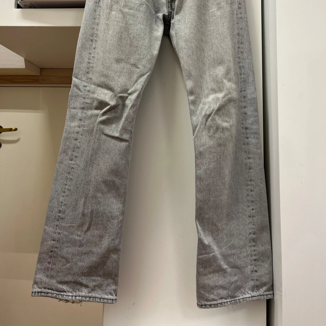 Två par för 699kr. Blå och grå jeans från Hope.  - 3