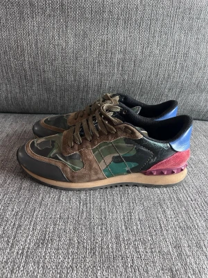 Valentino rockrunners - Hej och välkommen till Liljestrands nu säljer vi ett par rockrunners i storlek 41–42 sitter större kan gå ner i pris vid snabb affär inget og medföljer vid köp lite defekter vilket som syns i bilderna kom med frågor osv mvh L
