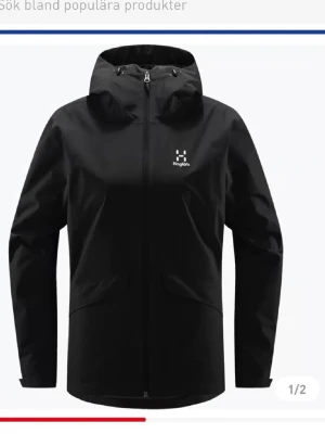 Svart vindjacka från Haglöfs - Säljer en hagelöfs jacka i storlek M dam modell. Jätte fint skick och använd bara några få gånger☀️killar kan också ha den tror ej det är någon skillnad på modellen. Pris går att diskutera!