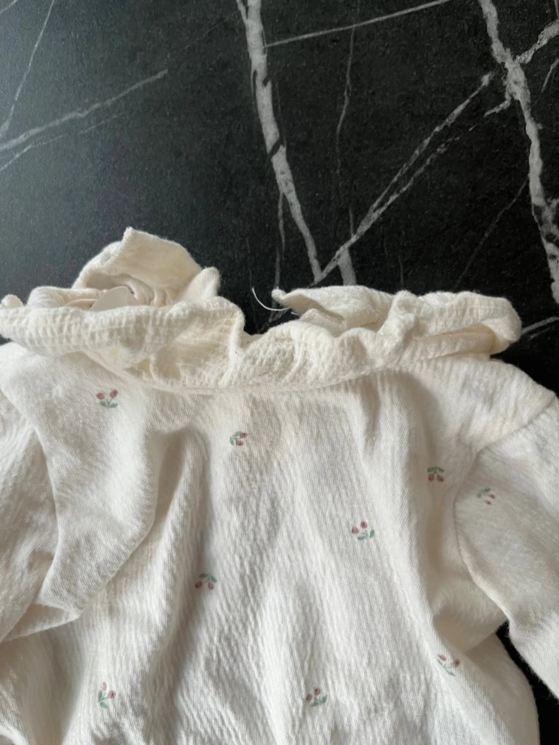 Vit body med volangkrage och små blommor - 1