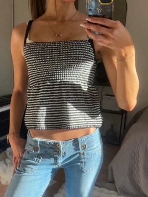 Randig stickad topp - Jättesöt randig stickad topp från ZARA. aldrig använd!!🤍