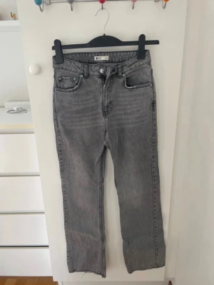 Gråa högmidjade jeans  - Från Gina tricot i storlek 36, petite modell