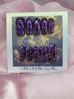 MidnightFeral (M);Long Square - Snygga handgjorda press-on naglar i lila med svart och ljuslila leopardmönster. Naglarna har en glansig finish och en lång, squareform design som ger en trendig look. Perfekt för dig som vill sticka ut med coola naglar!M: 16 mm, 12 mm, 12,5 mm, 11,5 mm, 10 mm