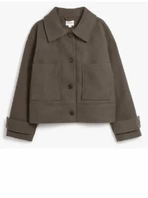 Brun kappa från Kappahl  - Kort, boxig kappa i brun  från Kappahl . Jackan har stora framfickor, bred krage och knäppning med fyra knappar framtill. Ärmarna är långa med uppvikta muddar och knappdetalj. 