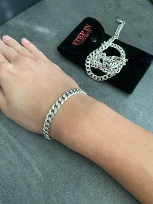 Pansar Set. - Snyggt och stilrent armband i silverfärg från Guld Fynd. Kedjan har platta, breda länkar som ger en modern och clean look. Perfekt accessoar för dig som gillar minimalistisk stil.  Halsband längd 55cm Bred 7,5mm. 54gram 925 silver. 