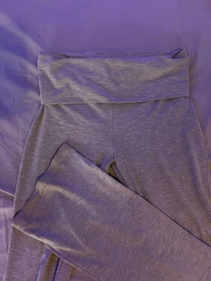 Grå yogapants - Grå yogapants från Gina Tricot, går att vika dom i midjan hur man vill. Skönt material