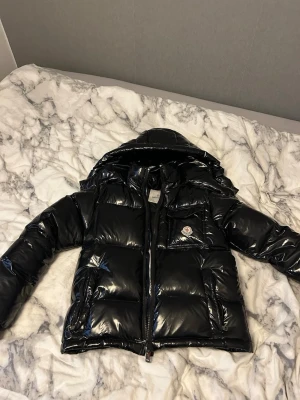 Moncler jacka - Svart glansig moncler jacka, inga skador nypris 18 000kr