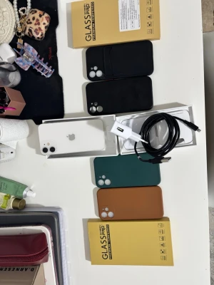 Vit iphone 12 mini - Iphone i bra skick Batterihälsa 73% 4 skal Två skärmskydd plus den i själva mobilen Laddare 1,75 meter med uttag Lådan finns Lagring 128gb