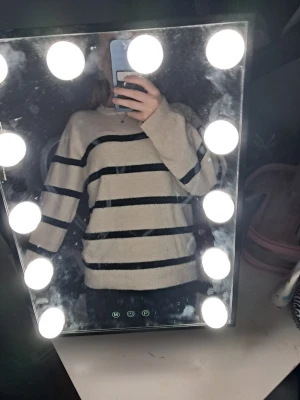 Stickad tröja från gekås - Väldigt fin och trendig stickad tröja perfekt att matcha till jeans eller kjol.