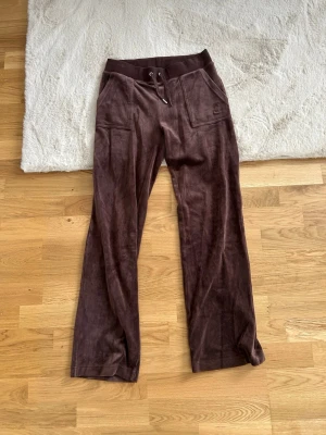 Juicy byxor - Är även dags ty göra mig av med mina bruna juicy då jag inte använder dem heller, också fint skick och sparsamt använda, enda defekten är att ena metallen på snörena saknas men inget annat utöver det💕🥰