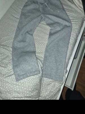 Gråa mjukisbyxor från Nike - Gråa mjukisbyxor från Nike. Medium size lutar mot small. Har inte använt en enda gång.