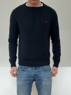 Mörkblå morris ulltröja  - Säljer en sjukt nice tröja från Morris i färgen mörkblå! Tröjan är i bra skick utan nåra defekter och är i strl M men sitter som en S! Hör gärna av er vid frågor elr funderingar!!