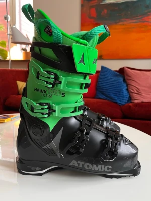 Atomic Hawx 120S Ultra pjäxor - Yttermått: 310mm Mondomått: 27,5  Taget från tillverkaren: Alpina pjäxor med smal passform och hög flex. För medelgoda eller avancerade skidåkare.  Hawx Ultra 120-kängorna är en mycket lätt modell, de har en smal läst och ett flexindex på 120, ett värde som passar erfarna skidåkare. Design av 4 mikrometriska aluminiumkrokar, PU-konstruktion och 40 mm rem för att förhindra att kängan glider.  Den innehåller termoformbar Memory Fit-teknik i skalet. Denna teknologi gör att skalet kan anpassas till 