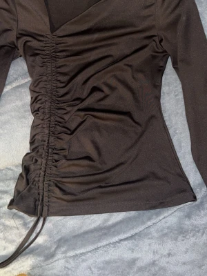 långärmad topp med snörning - Brun långärmad topp med v-ringning