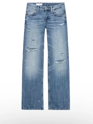 Blå slitna jeans Zara - Säljer ett par blå raka jeans med slitningar och hål på benen. Jeansen har fem fickor, normal midja och klassisk knappgylf. Perfekta för en avslappnad och trendig look. Materialet är denim i bomull. De är köpta från Zara och är helt nya, de har tvättats en gång