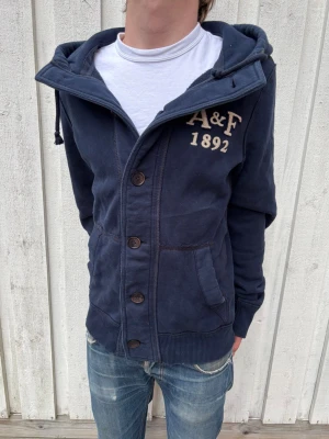 ABERCROMBIE & FITCH CARDIGAN - En extremt snygg vintage cardigan från en av kollektionerna hos Abercrombie & Fitch som inte produceras längre! Hör av dig vid frågor!