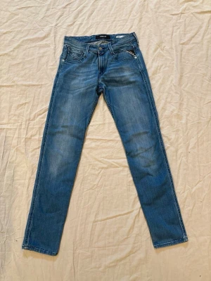 Blå raka jeans från Relax - Snygga blå jeans från Relax med raka ben och klassisk femficksdesign. Jeansen har dragkedja och knapp framtill samt coola detaljer på bakfickorna. Tillverkade i slitstarkt denimtyg som ger en avslappnad look.