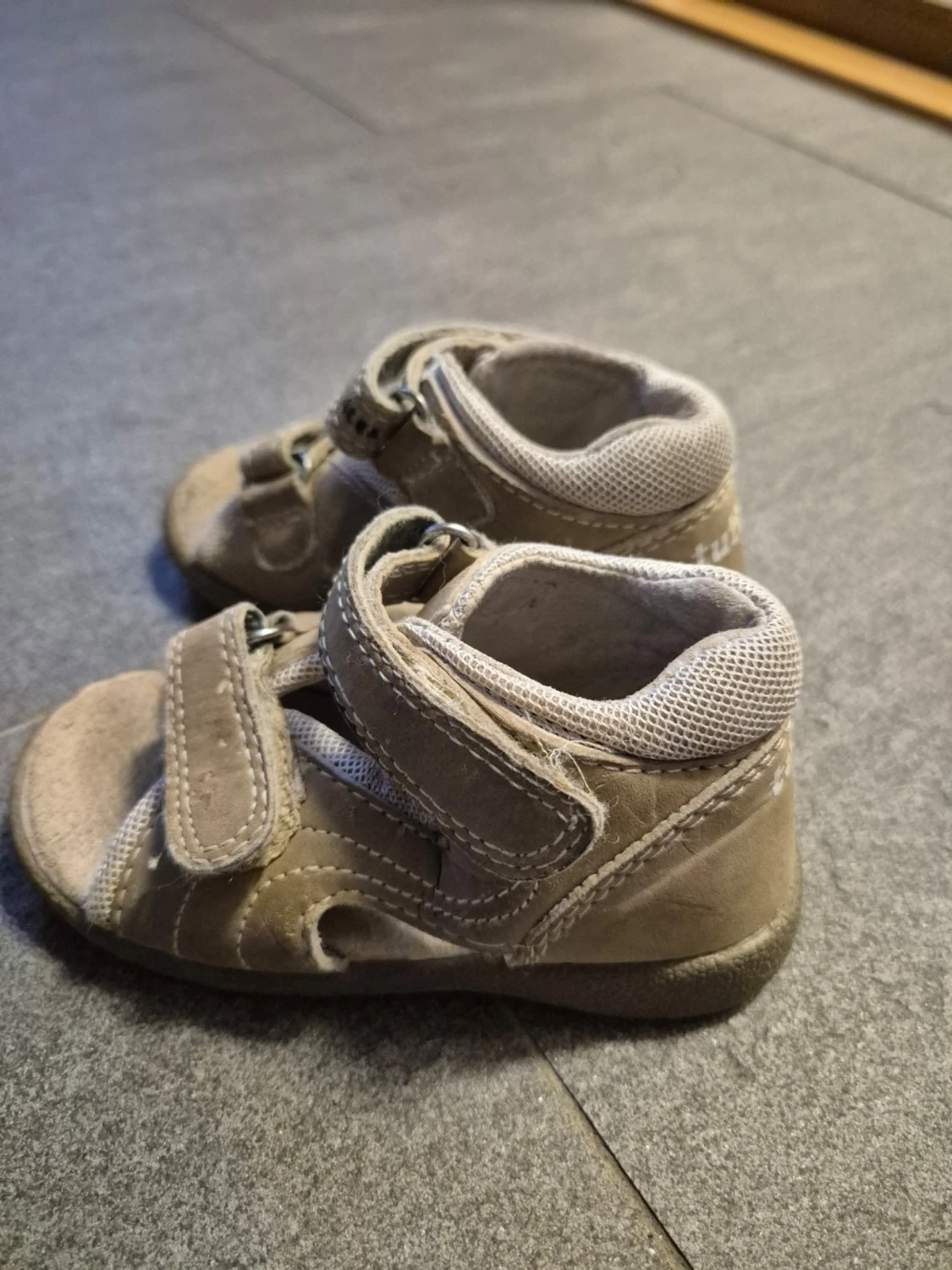 Beige barnsandaler med kardborre 22