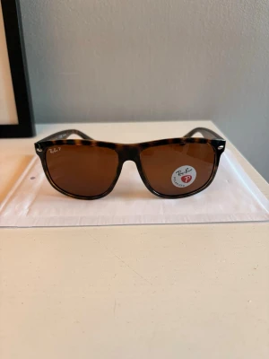 Rayban ”Boyfriend” polarized  - Löningserbjudande: Helt nya Ray-Ban “Boyfriend” Polarized. De är oöppnade med alla etiketter kvar och  allt som syns på bild ingår. Säljs för endast 549 kr. Erbjudandet gäller till onsdag 23:59