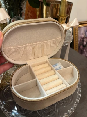 Travelcase  - Jewellery Travel Case i beige sammet  Pris 100kr. HELT NY, köpte för 199kr. 