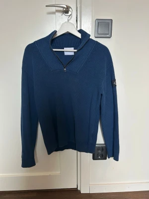 Blå stickad tröja från Calvin Klein - Säljer nu denna feta Ck tröja! Hör av dig vid funderingar✌️☺️