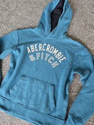 Abercrombie and Fitch hoodie - Superfin hoodie från Abercrombie and Fitch. Står att det är en barnmodell, men är mer som en Medium i damstorlek. Skriv gärna om du har några frågor. 