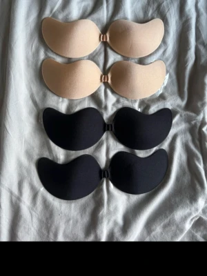 Klisterbh, nipplecovers och tejp - 4 st klister bh, aldrig använda En rulle tejp, använd en gång (man klipper av) Nippelcovers är inte använda