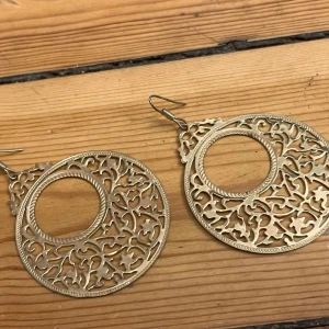 Stora guldörhängen - Stora tjusiga platta örhängen i guldig metall från H&M ca 2008.