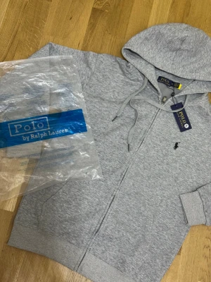 Ralph Lauren Zip Hoodie - M - Ny & Oanvänd - En Fin, helt ny, oanvänd Ralph Lauren Zip Hoodie ✅ Den är väldigt skön och är storlek M ✨ Skickas samma dag som köp! 📦 Påsen och prislappen kommer med på köpet! 🤩 