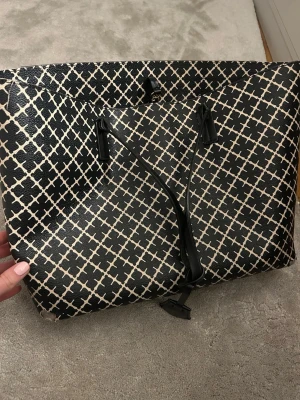 By Malene Birger väska - En handväska från Malene Birger som passar perfekt för skolan och alla böcker. Den är använd och har därför lite defekter på banden därav priset. Men det går enkelt att fixa skriv för fler bilder.