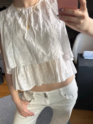 Blus - Superfin vit blus med broderade detaljer och korta ärmar! Perfekt inför vår och sommar🤍 Priset är diskuterbart vid snabb affär🥰