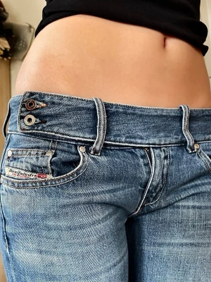 Lågmidjade diesel jeans  - Jätte coola vintage jeans från diesel som är väldigt eftertraktade, strl S och inga defekter // midja 38cm tvärsöver, innerbenslängd 84cm