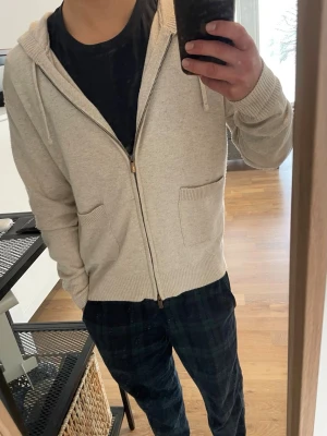 Beige cashmere blend hoodie från Camicissimo - Mysig beige stickad hoodie från Camicissima i cashmereblandning. Storlek L men passar mer som S. Hör av er vid frågor, priset är diskuterbart.