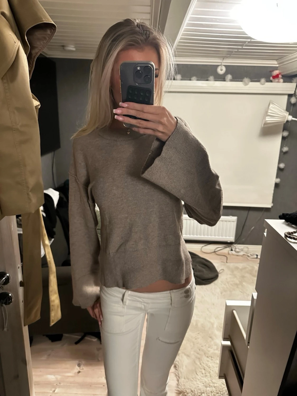 Beige stickad tröja med vida ärmar - 3