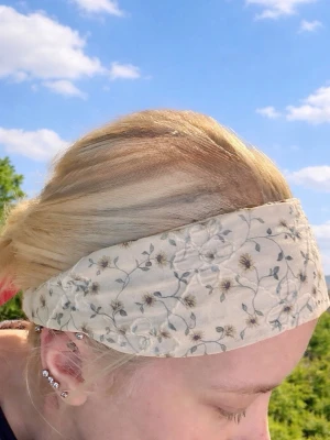 Superfint hårband - Säljer detta superfina hårband från H&M. Hårbandet är 7cm brett och funkar för omkrets 57-58cm. Hårbandet kan inte knytas, utan är istället väldigt stretchig och lätt att bära.