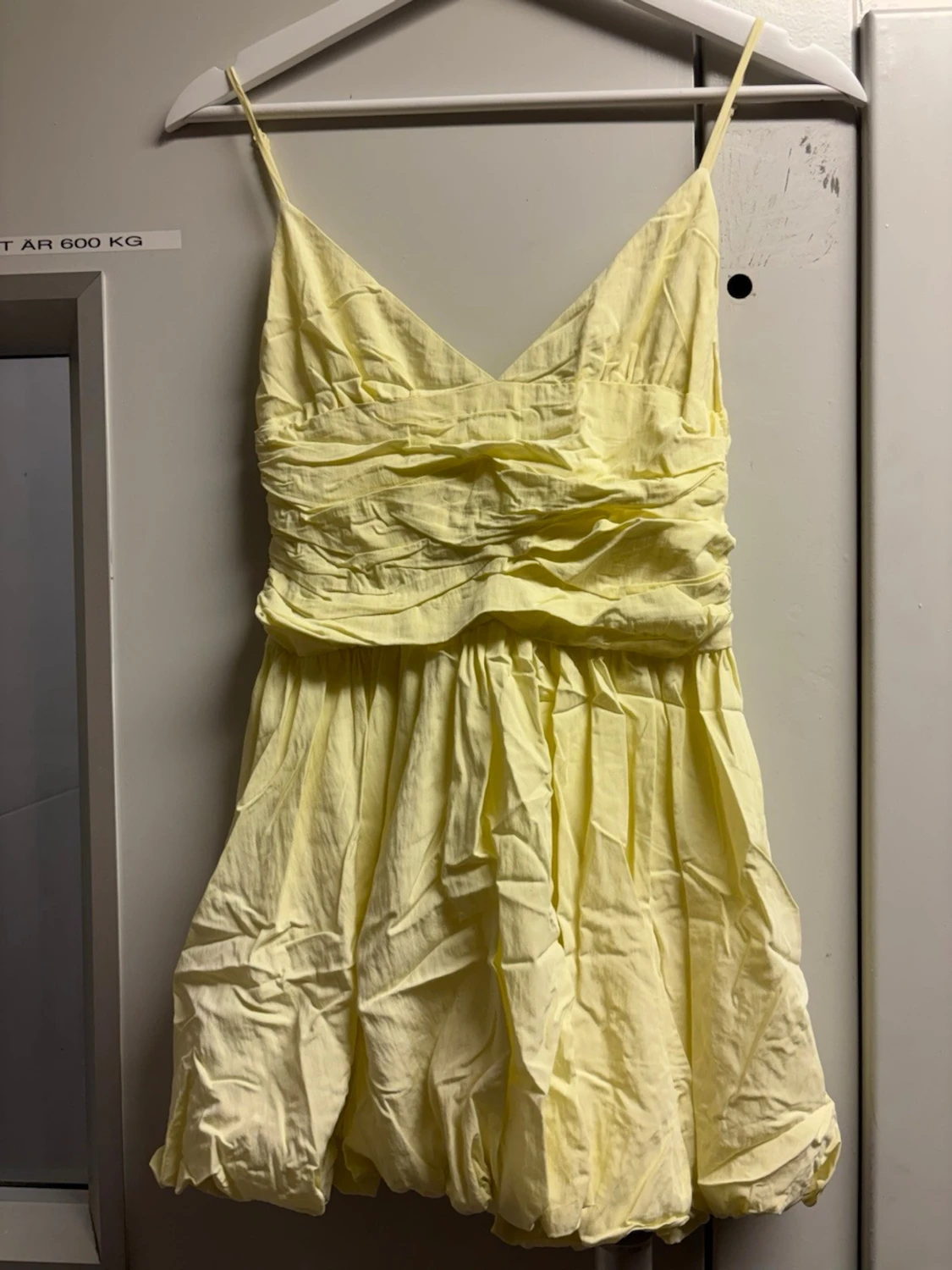 Ljusgul kort klänning med tunna band - 1