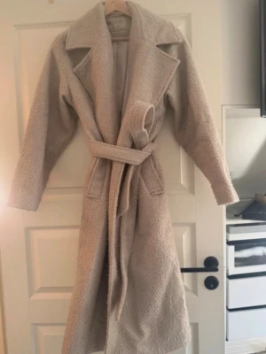 Beige teddy-kappa new yorker - Beige teddyjacka från newyorker köpt i december