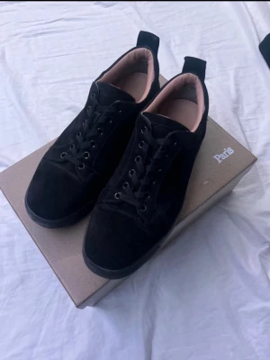 Christian Louboutins 42 - Säljer då de är för små för mig. Inga synliga skador, bra skick. Har inget kvitto därför lägre pris 