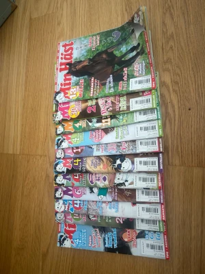 Samling Min Häst-tidningar från 2018,2020 - Säljer en samling på 11st av Min Häst-tidningar med färgglada omslag och hästmotiv. Perfekt för dig som gillar hästar och serier. Omslagen har olika färger och illustrationer, och tidningarna är i klassiskt magasinformat av papper. Vissa är från 2018 men seglats är från 2020