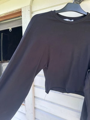 Svart croppad långärmad topp - Snygg svart tröja med stora armar och tajt i midjan 🩷