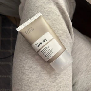 The Ordinary foundation i tub - Foundation från The Ordinary i en beige tub med vit skruvkork. Tuben har en minimalistisk design och är lätt att ta med sig. Perfekt för att skapa en jämn och naturlig bas. Den är använd några gånger men finns mkt  produkt kvar ! 
