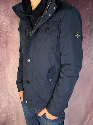 J.lindeberg field jacket bailey - Mycket fint skick | Size L (modellen är 188 cm 74 kg) | fraktar spårbart inom 24 timmar | för att köpa klicka ”köp nu” | vid frågor eller funderingar skriv ett meddelande | följare får bättre rabatter🙌