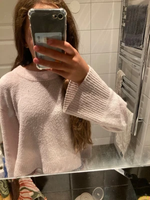 Rosa stickad tröja - Detta är en ljusrosa stickad tröja i storleken 134-140 men den passar även mig som har 158 jag säljer den för att jag inte använder den längre och jag tvättar den innan jag säljer den jag försöker skicka den så fort jag ser att någon köper den❤️den har en fläck där fran men den syns inte om man inte kollar ordentligt🌺och den är från Gina 