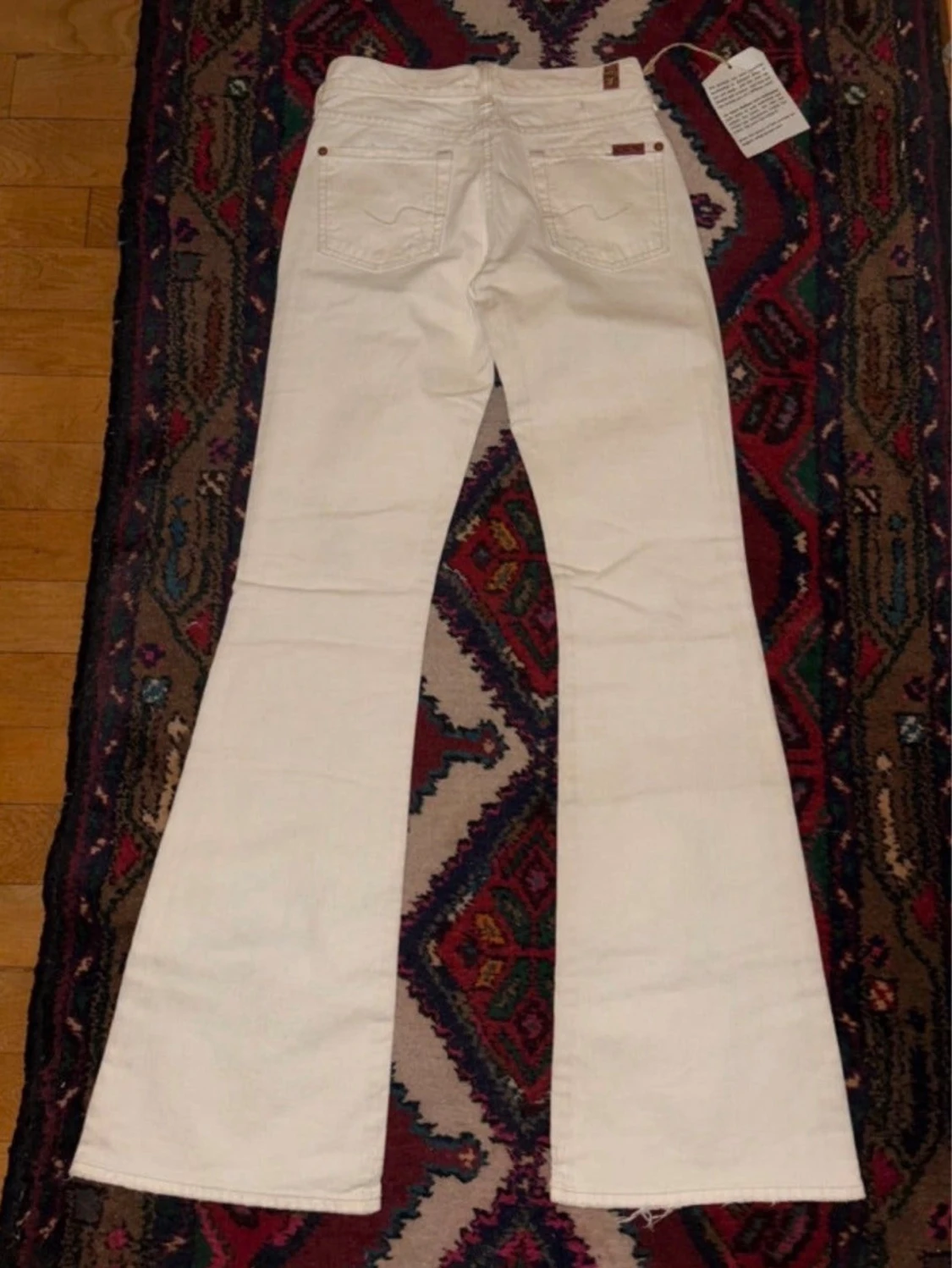 Vita utsvängda jeans med tagg - 1