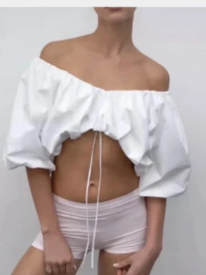 Vit offshoulder croppad blus Zara viral - Trendig vit offshoulder blus med croppad passform, helt ny med prislapp! Sååå snygg