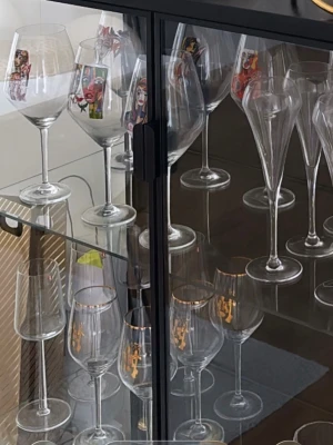 Carolina Gynning rödvinsglas och vitvinsglas - Säljer 6 rödvinsglas i färg och 4st vitvinsglas i guld från Carolina Gynning. Väldigt fint skick. Säljer för 80kr styck eller alla för 600kr. Kan skicka bättre bilder vid intresse :)