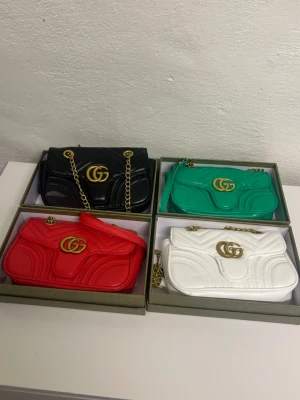 Gucci Väska - Helt ny aldrig använda. Snabb frakt.  Köp sen skriv vilken färg du vill ha.