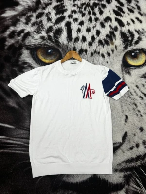 Moncler T-shirt  -   Säljer en stilren och exklusiv Moncler t-shirt i vitt. En tidlös modell som passar perfekt till både vardag och finare outfits. Tröjan är bekväm, lätt att matcha och ger en lyxig känsla. Skicka meddelande vid intresse eller frågor.